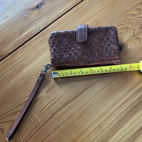 Real leather wallet. In great condition. Lots of pockets - Picture 2 of 3